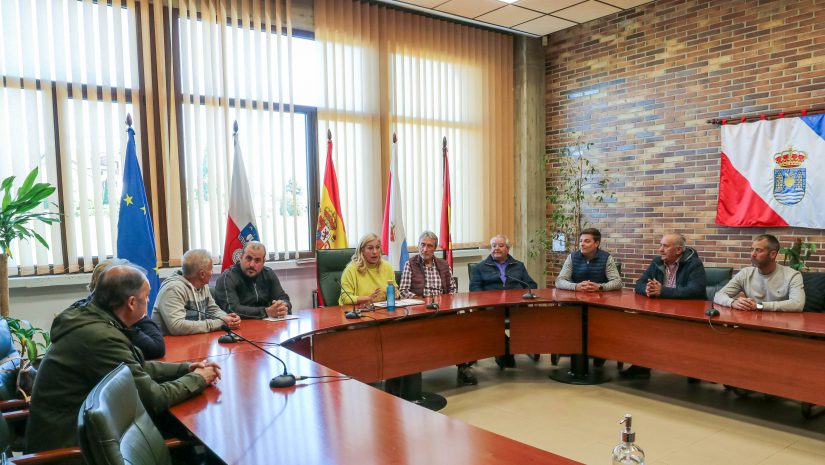 La alcaldesa, Rosa Díaz, reunida con una representación de los vecinos de la urbanización