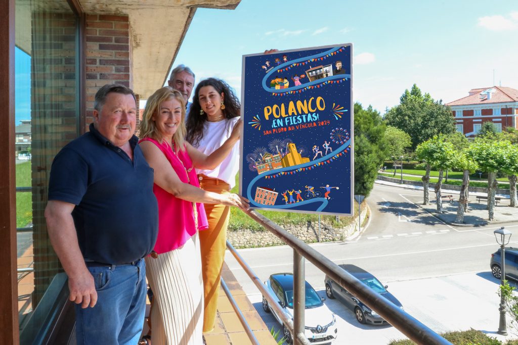 La alcaldesa de Polanco, Rosa Díaz, y Zoe Galdeano Ricciardiello muestran el cartel anunciador de San Pedro Advíncula de este año junto a los concejales Fernando Saludo y Avelino Rodríguez