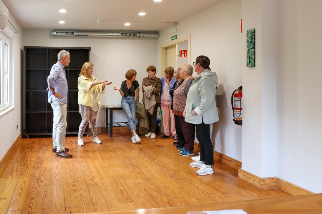 La alcaldesa, Rosa Díaz, y varios concejales muestran las nuevas instalaciones del local vecinal a las futuras usuarias