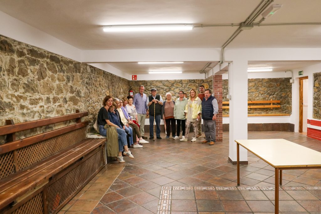 La alcaldesa, Rosa Díaz, y varios concejales muestran las nuevas instalaciones del local vecinal a las futuras usuarias