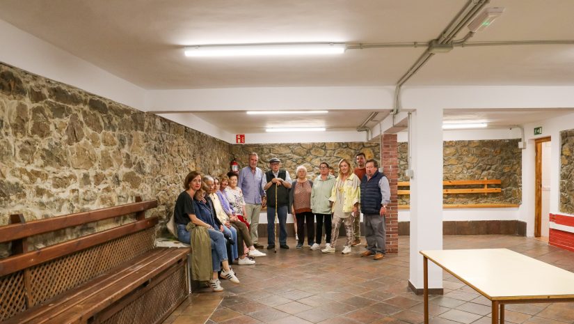 La alcaldesa, Rosa Díaz, y varios concejales muestran las nuevas instalaciones del local vecinal a las futuras usuarias