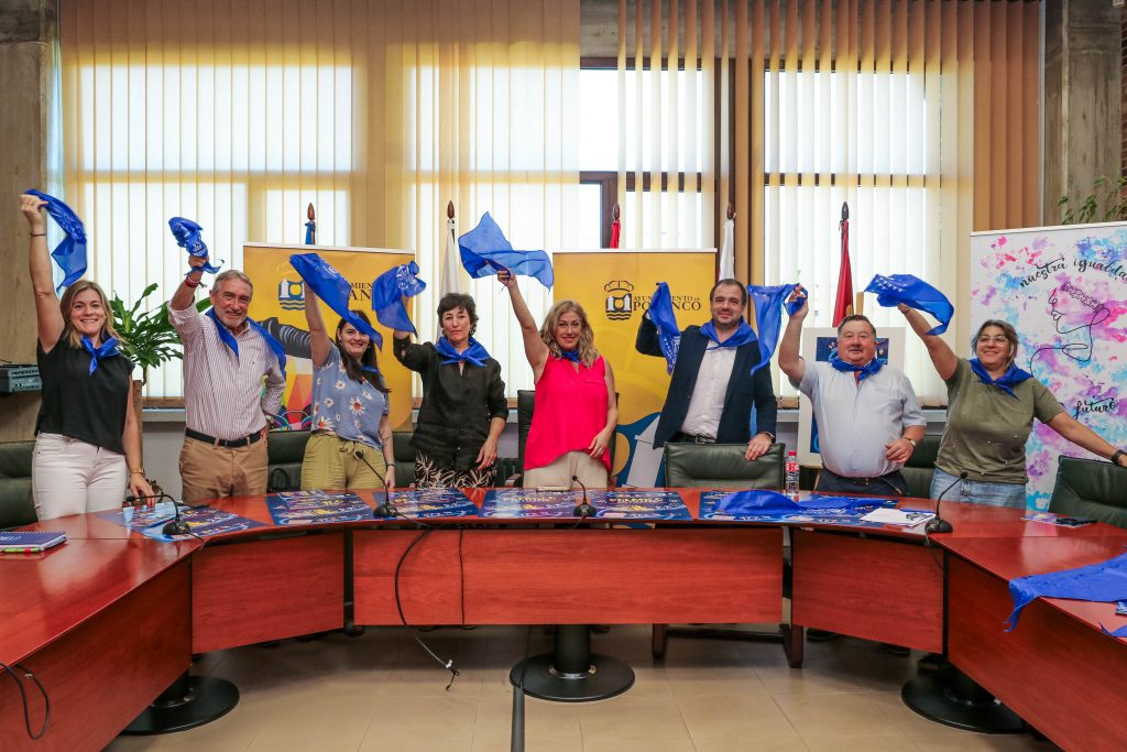 La alcaldesa, Rosa Díaz; las integrante de la familia Cueli, Nieves y Paula; el representante de Solvay, Jesús Gil; y los concejales de Festejos, Deportes, Cultura y Servicios Sociales que han participado en la elaboración del programa, Fernando Sañudo, Avelino Rodríguez, Alicia Martínez, y María José Álvarez, respectivamente.