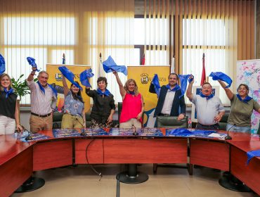 La alcaldesa, Rosa Díaz; las integrante de la familia Cueli, Nieves y Paula; el representante de Solvay, Jesús Gil; y los concejales de Festejos, Deportes, Cultura y Servicios Sociales que han participado en la elaboración del programa, Fernando Sañudo, Avelino Rodríguez, Alicia Martínez, y María José Álvarez, respectivamente.