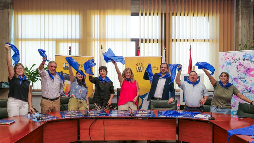 La alcaldesa, Rosa Díaz; las integrante de la familia Cueli, Nieves y Paula; el representante de Solvay, Jesús Gil; y los concejales de Festejos, Deportes, Cultura y Servicios Sociales que han participado en la elaboración del programa, Fernando Sañudo, Avelino Rodríguez, Alicia Martínez, y María José Álvarez, respectivamente.