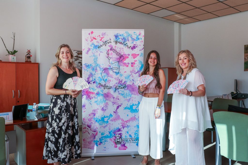 La ganadora del concurso, Aitana Barategui de la Fuente, muestra el diseño ganador y los abanicos junto a la alcaldesa, Rosas Díaz, y la concejal de Mujer y Igualdad