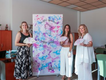 La ganadora del concurso, Aitana Barategui de la Fuente, muestra el diseño ganador y los abanicos junto a la alcaldesa, Rosas Díaz, y la concejal de Mujer y Igualdad