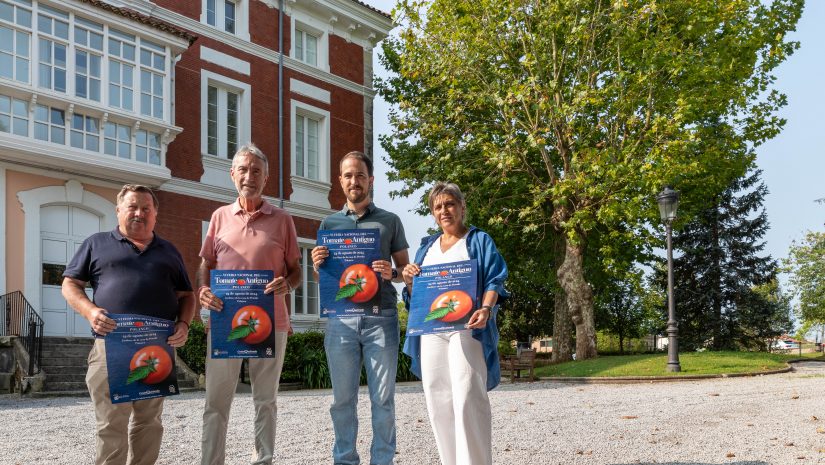 La concejal de Cultura de Polanco, Alicia Martínez; el portavoz de la organización, Luis del Piñal, y otros miembros de la Corporación en la presentación de la feria