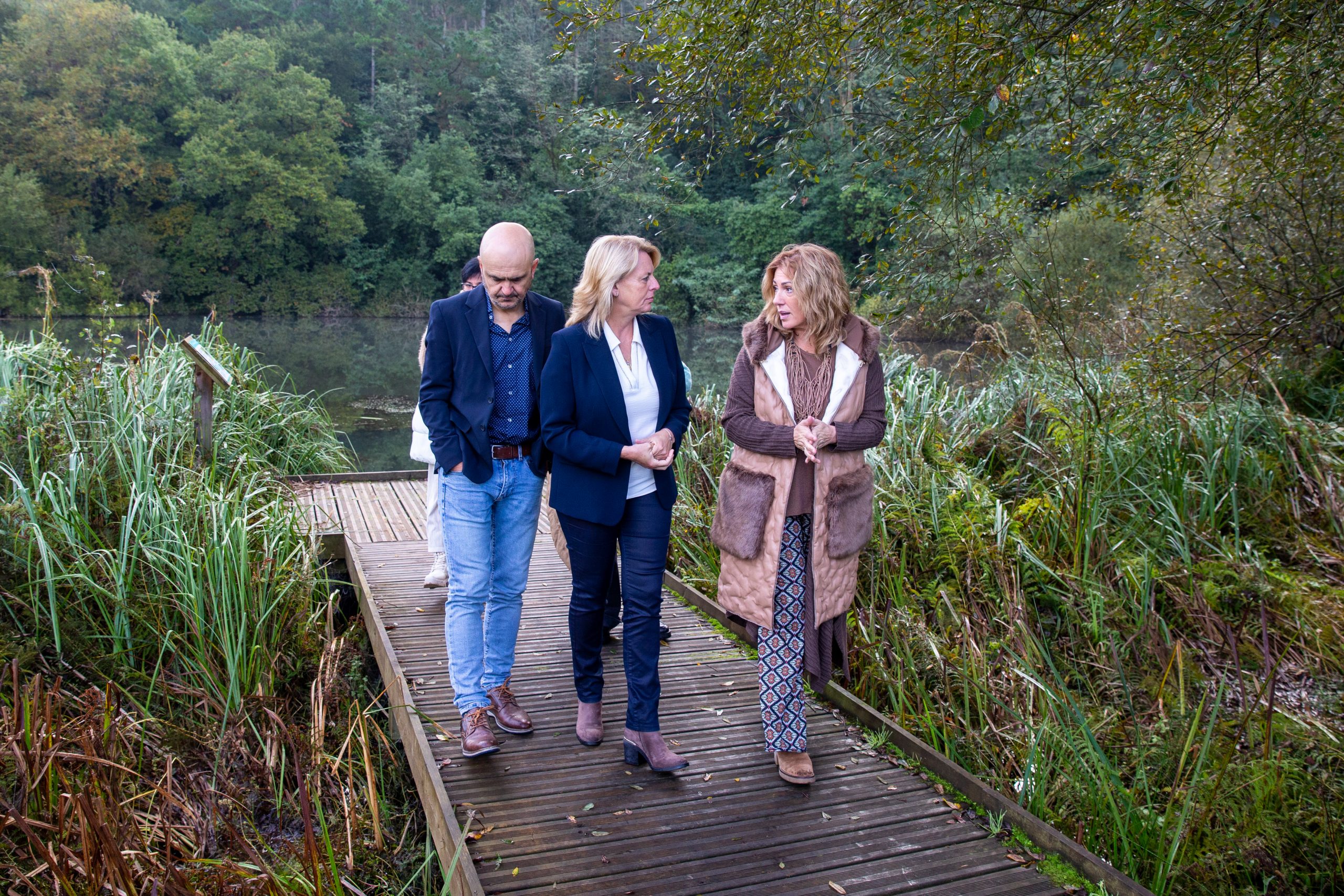 El director de Montes y Biodiversidad, Ángel Serdio; la consejera María Jesús Susinos; y la alcaldesa de Polanco, Rosa Díaz