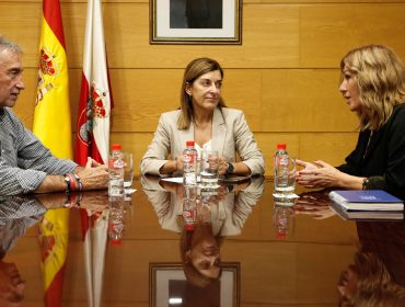 La alcaldesa de Polanco y el primer teniente de alcalde, Avelino Rodríguez, en su reunión con la presidenta regional