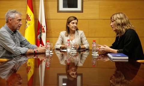 La alcaldesa de Polanco y el primer teniente de alcalde, Avelino Rodríguez, en su reunión con la presidenta regional