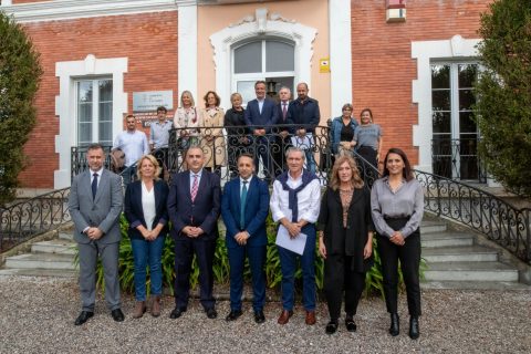 Foto de grupo de los asistentes a la reunión del Comité de Gobernanza