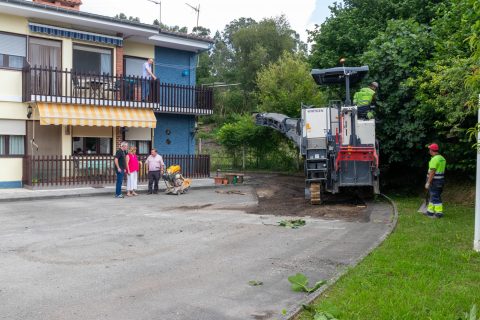 La alcaldesa, Rosa Díaz, y los concejales de Obras y Barrios, Avelino Rodríguez Muriedas y Fernando Sañudo Pérez, durante su visita a una de las obras de asfaltado en el anterior plan