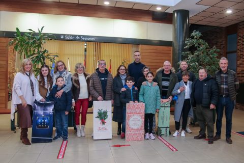 (ARCHIVO) Ganadores de la pasada edición de este certamen junto a la alcaldesa y miembros del jurado