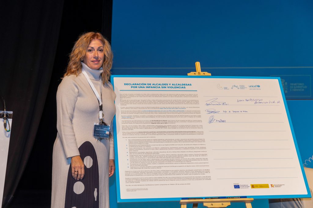 Rosa Díaz durante la firma de la declaración de alcaldes y alcaldesas por una infancia sin violencias