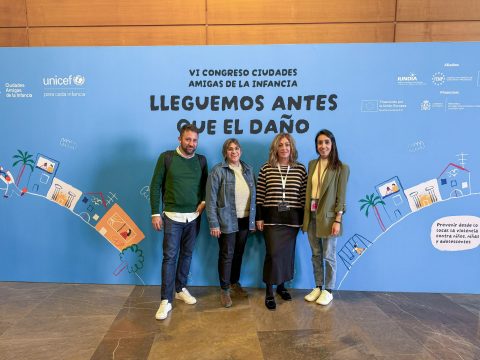 La alcaldesa y la concejal de Juventud con los técnicos que asistieron al congreso