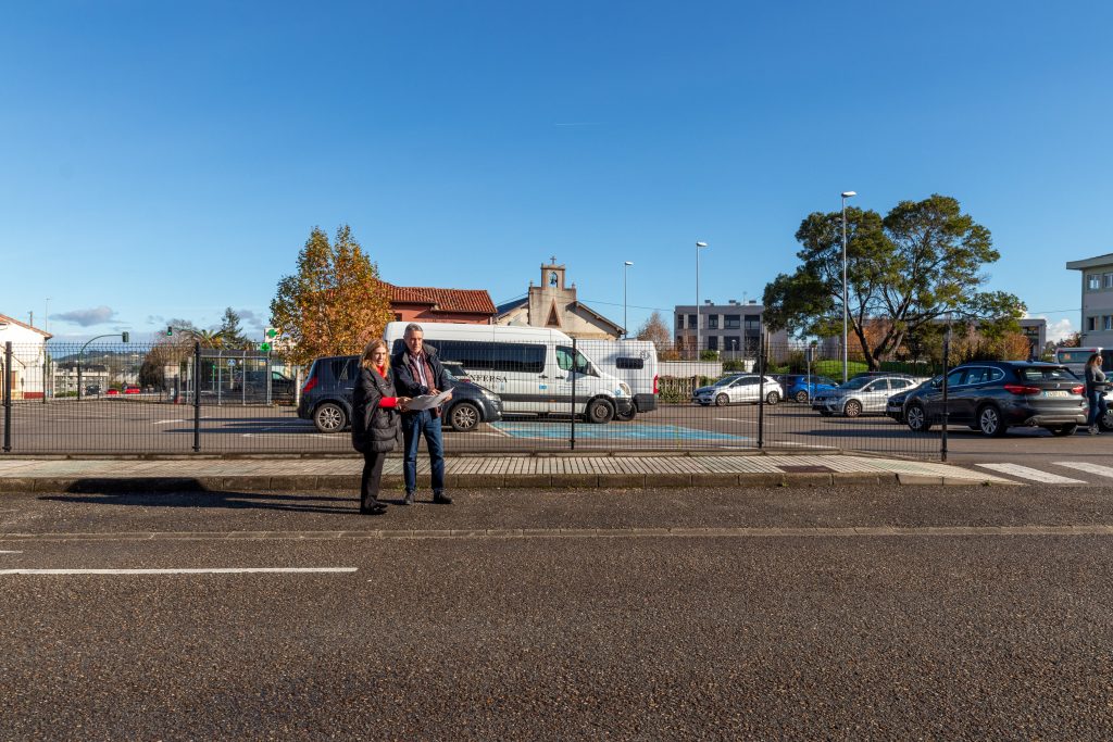 La alcaldesa junto al concejal de Obras, Avelino Rodríguez, en el espacio reservado para la instalación del primer punto de recarga para vehículos eléctricos del municipio