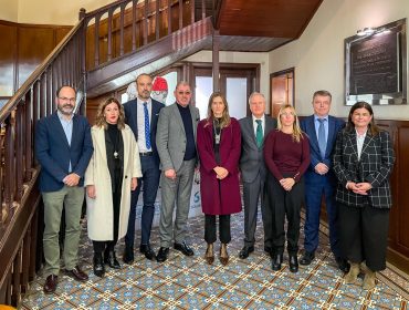 Foto de familia de autoridades y directivos de Solvay