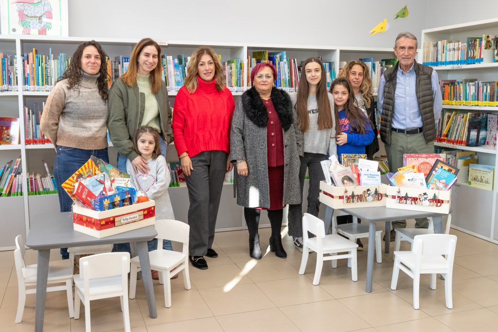 La alcaldesa y la concejal de Cultura con los ganadores de las cestas de la iniciativa “Leer tiene premio”