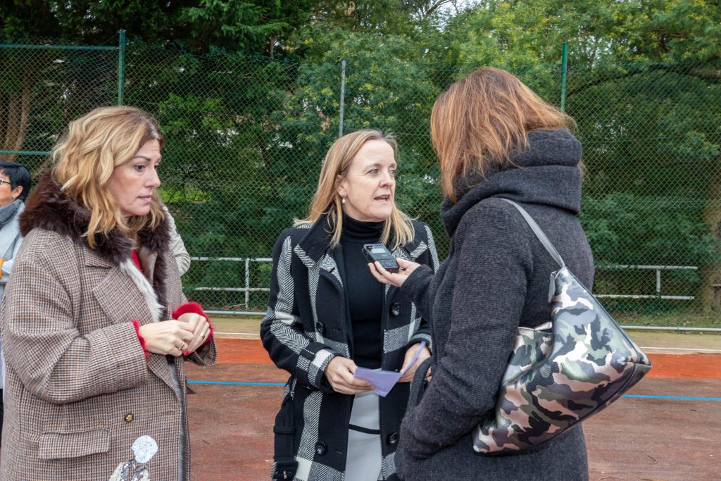 La alcaldesa y la consejera en su visita a la pista pista deportiva de Mar