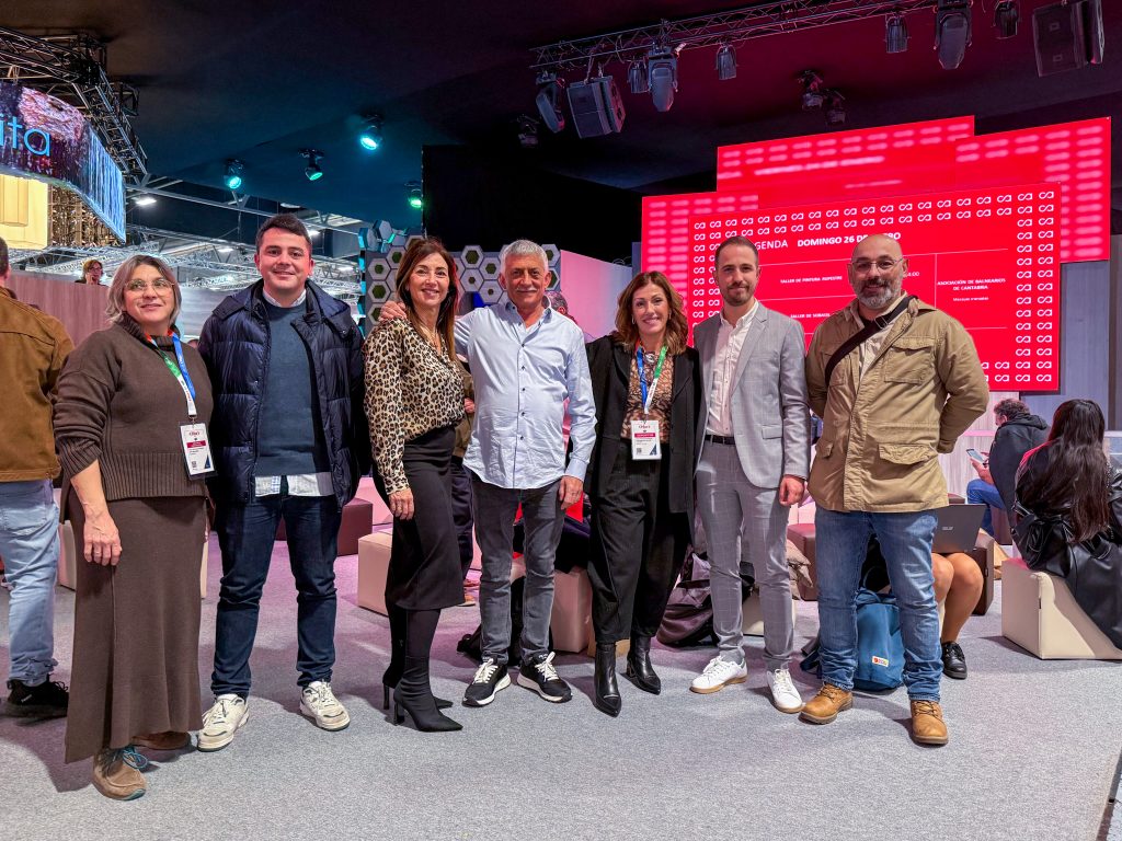 La alcaldesa junto a los productores y los representantes de la Feria Nacional del Tomate Antiguo y La Cantabrona en Fitur