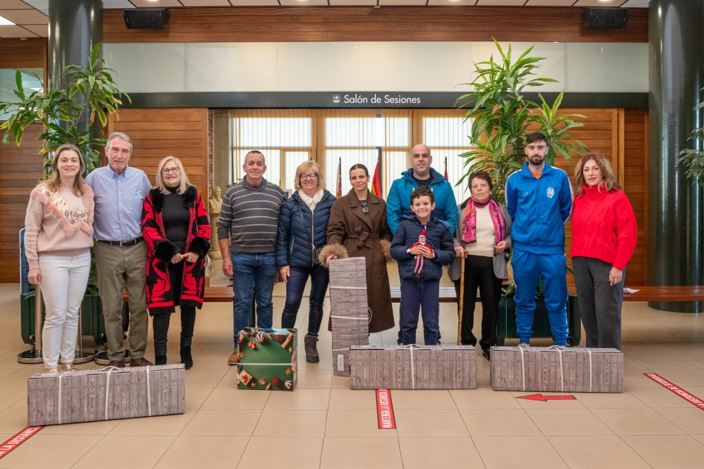 Ganadores del segundo concurso de decoración navideña junto a la alcaldesa y miembros del jurado