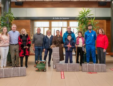 Ganadores del segundo concurso de decoración navideña junto a la alcaldesa y miembros del jurado