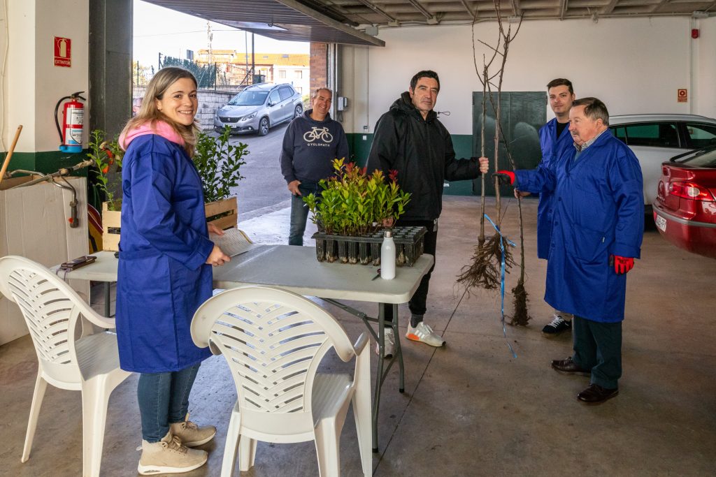 Los concejales María José Álvarez, Fernando Sañudo y David Esteban entregan los árboles a los vecinos deficitarios
