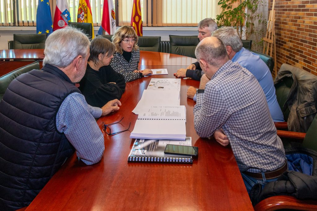 La alcaldesa y concejales repasan con los técnicos el proyecto de Prado Infante