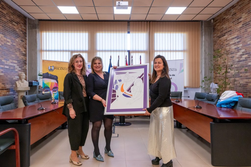 La alcaldesa, Rosa Díaz; la consejera de Inclusión Social, Begoña Gómez del Río, y la concejal de Igualdad, María José Álvarez, durante la entrega del galardón de Mujer Referente de 2025