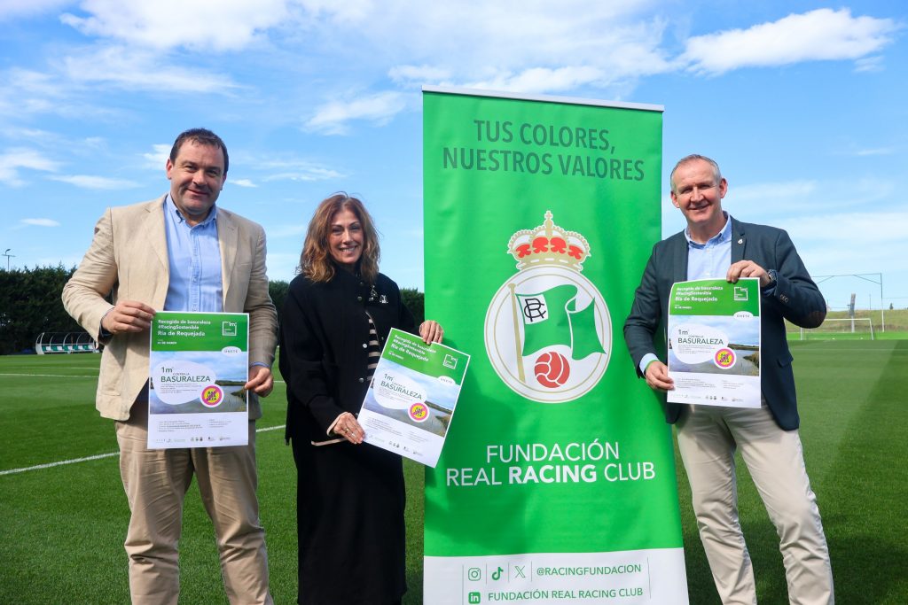 La alcaldesa de Polanco, Rosa Díaz; el responsable Área de Sostenibilidad de la Fundación Real Racing Club, Agustín Ibáñez Martínez; y el director de la Fundación Real Racing Club, César Anievas, durante la presentación de la acción a desarrollar en Requejada