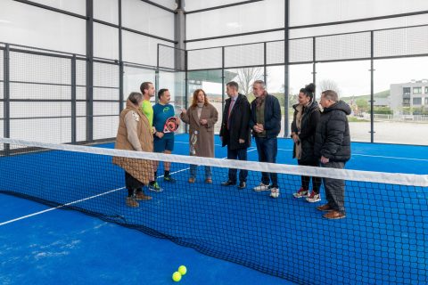 El consejero de Deporte, la alcaldesa de Polanco y otros concejales visitan las instalaciones y conversan con los primeros usuarios