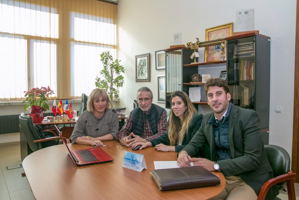 La alcaldesa y el concejal de Hacienda, Avelino Rodríguez, revisan el funcionamiento del nuevo sistema junto a personal de la empresa Teodoro Zurita