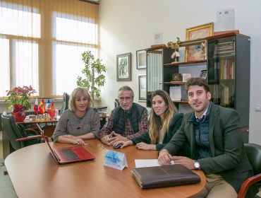 La alcaldesa y el concejal de Hacienda, Avelino Rodríguez, revisan el funcionamiento del nuevo sistema junto a personal de la empresa Teodoro Zurita