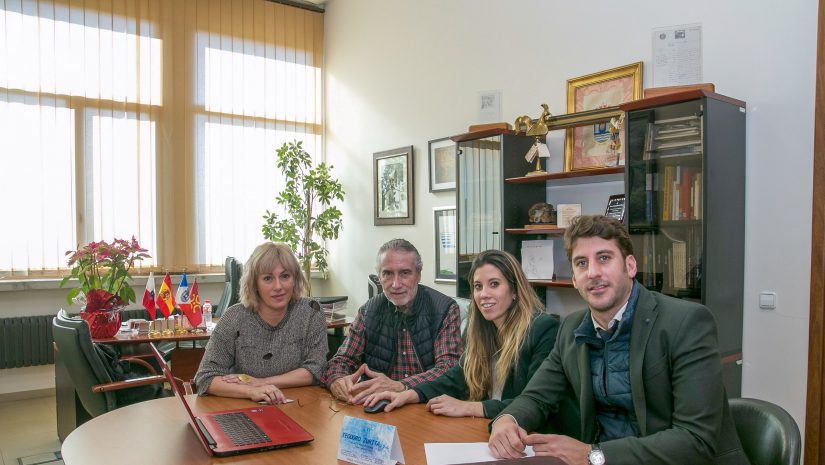 La alcaldesa y el concejal de Hacienda, Avelino Rodríguez, revisan el funcionamiento del nuevo sistema junto a personal de la empresa Teodoro Zurita