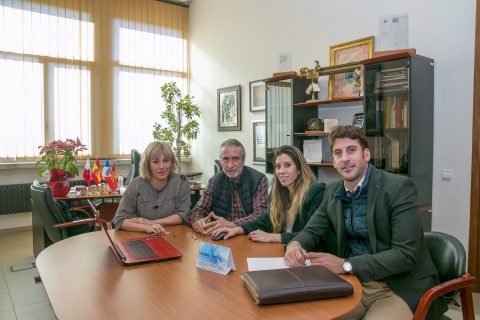 La alcaldesa y el concejal de Hacienda, Avelino Rodríguez, revisan el funcionamiento del nuevo sistema junto a personal de la empresa Teodoro Zurita