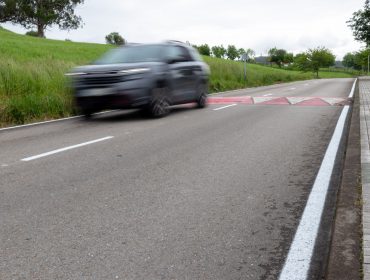 Nueva señalización horizontal en es de las carreteras de más tráfico para mejorar la seguridad vial