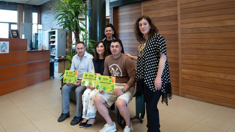 La alcaldesa, Rosa Díaz, y la concejal de Medio Ambiente, Isabel Herrera, con los representantes de los tres comercios más recicladores del municipio