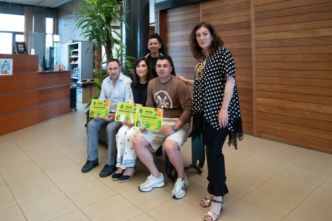 La alcaldesa, Rosa Díaz, y la concejal de Medio Ambiente, Isabel Herrera, con los representantes de los tres comercios más recicladores del municipio