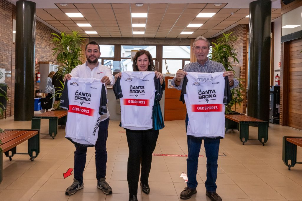 La alcaldesa de Polanco, Rosa Díaz Fernández; el concejal de Deportes de Polanco, Avelino Rodríguez Muriedas; y el portavoz de la organización, Pablo Regaliza; con la camiseta oficial de la prueba