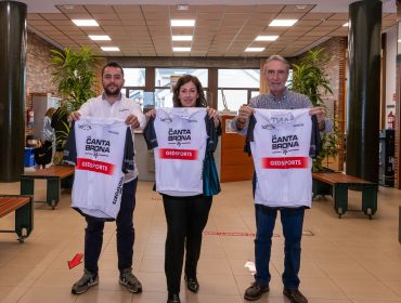 La alcaldesa de Polanco, Rosa Díaz Fernández; el concejal de Deportes de Polanco, Avelino Rodríguez Muriedas; y el portavoz de la organización, Pablo Regaliza; con la camiseta oficial de la prueba