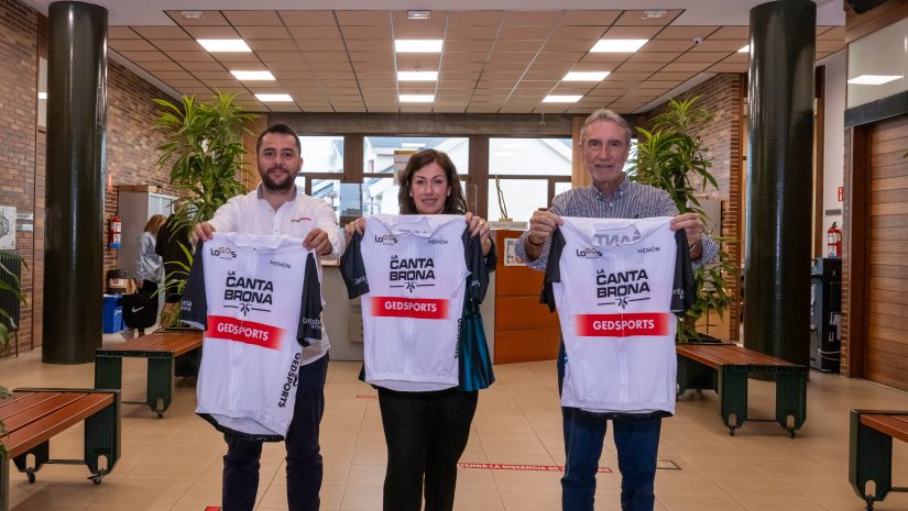 La alcaldesa de Polanco, Rosa Díaz Fernández; el concejal de Deportes de Polanco, Avelino Rodríguez Muriedas; y el portavoz de la organización, Pablo Regaliza; con la camiseta oficial de la prueba
