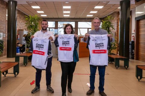 La alcaldesa de Polanco, Rosa Díaz Fernández; el concejal de Deportes de Polanco, Avelino Rodríguez Muriedas; y el portavoz de la organización, Pablo Regaliza; con la camiseta oficial de la prueba