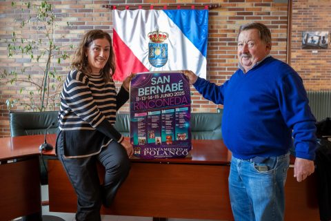 La alcaldesa, Rosa Díaz Fernández, y el concejal de Festejos, Fernando Sañudo, en la presentación del cartel de las fiestas de Rinconeda