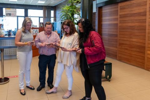 La alcaldesa muestra a varios concejales el funcionamiento de la nueva aplicación eAgora