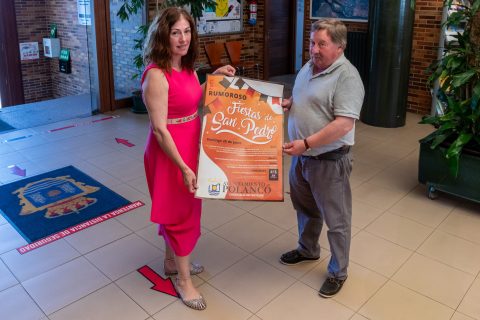 La alcaldesa de Polanco, Rosa Díaz, y el concejal de Festejos, Fernando Sañudo, muestran el cartel anunciador de las fiestas de Rumoroso