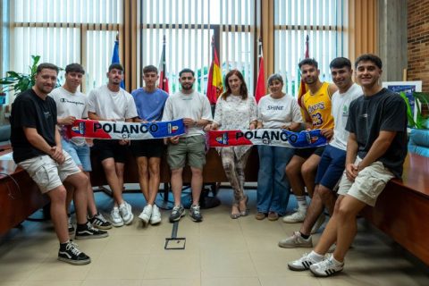 La alcaldesa, Rosa Díaz, y la concejal de Juventud, Alicia Martínez Bustillo, con representantes de los equipos de serán los pregoneros de San Pedro Advíncula