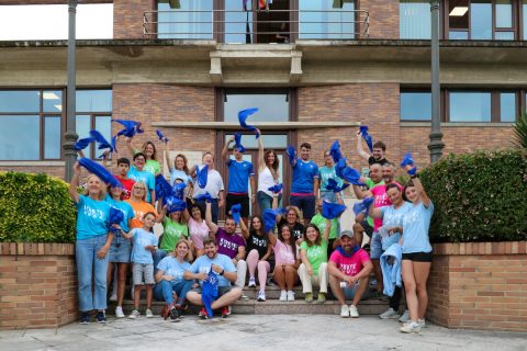 La alcaldesa, Rosa Díaz; el concejal de Festejos, Fernando Sañudo, junto a representantes de las peñas y de los pregoneros de San Pedro Advíncula