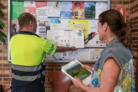 La alcaldesa, Rosa Díaz, ayuda a un funcionario a colocar los carteles anunciadores de las jornadas informativas sobre el proyecto de hidrógeno verde en Polanco - Audio: La alcaldesa resalta la importancia de las jornadas informativas y anima a los vecinos