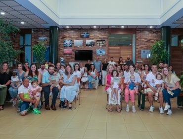 La alcaldesa junto a las familias beneficiarias de las últimas ayudas a la natalidad