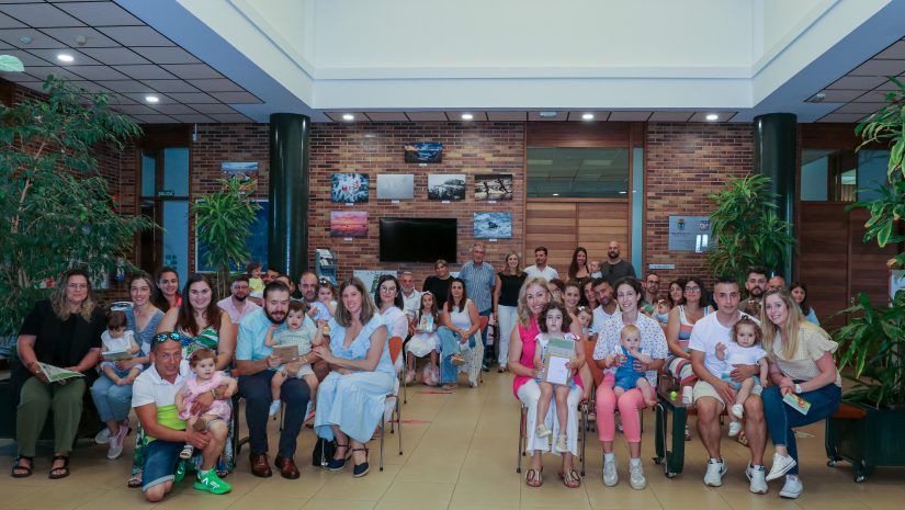 La alcaldesa junto a las familias beneficiarias de las últimas ayudas a la natalidad